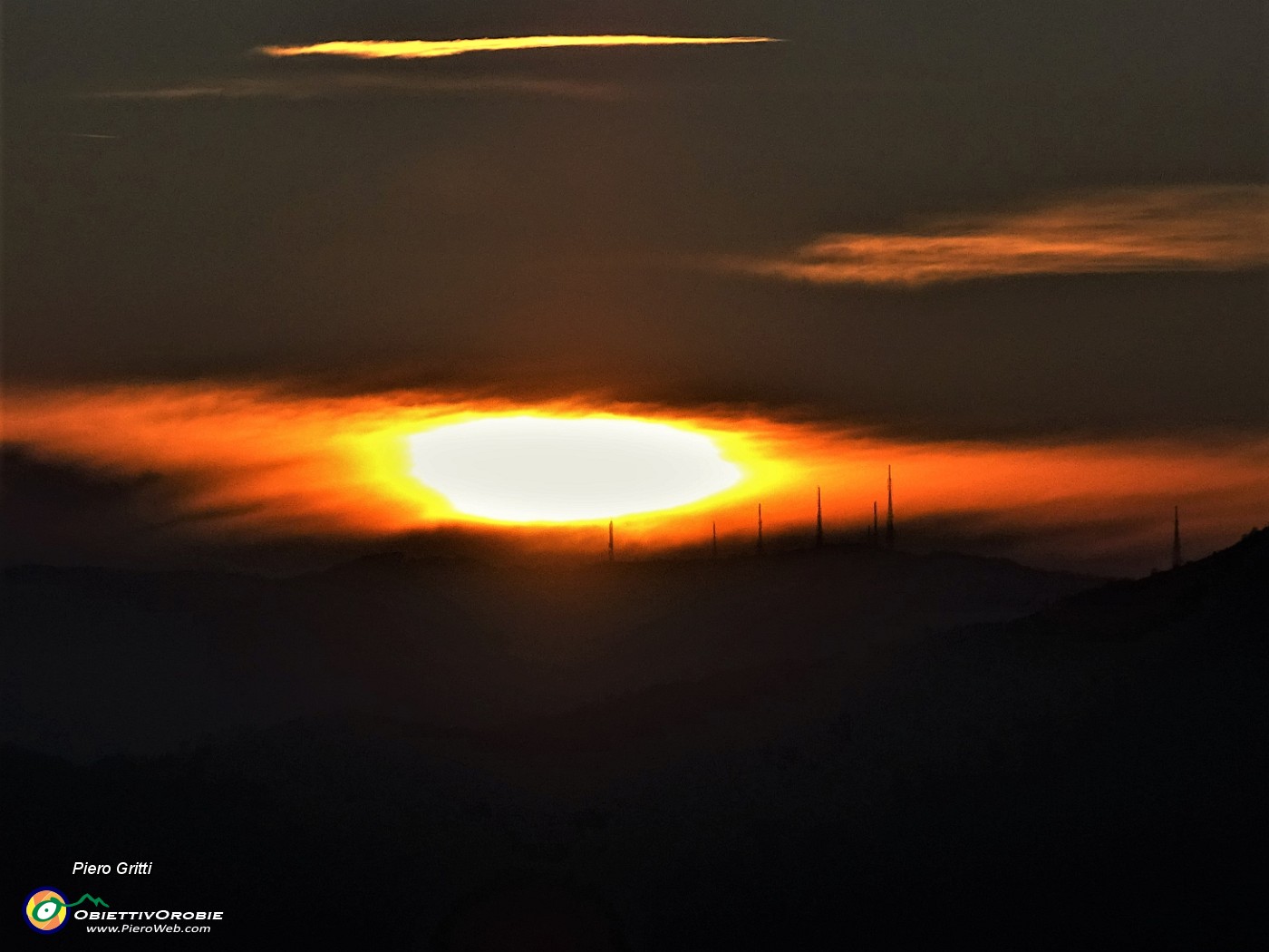 60 Il sole tramonta in Linzone tra gli alti ripetitori.JPG